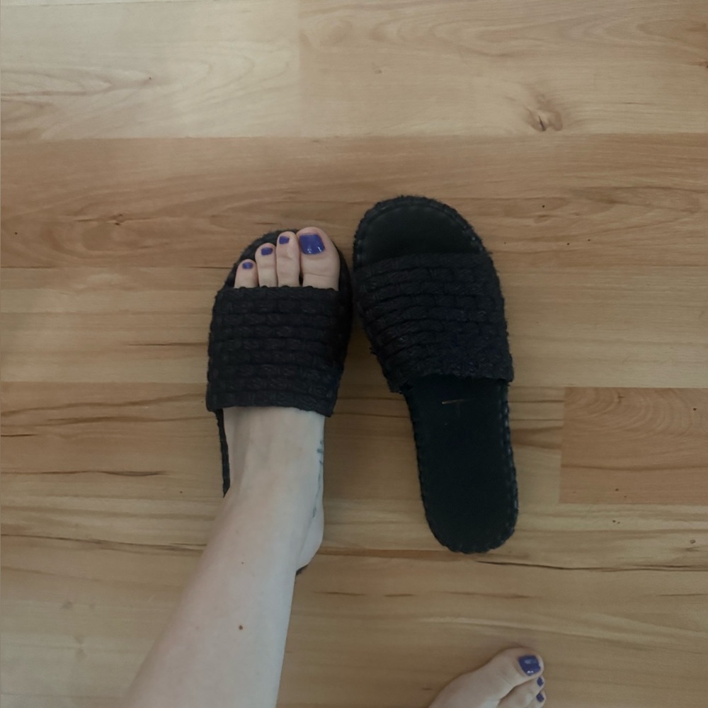 The Beach Black Woven Platform Slide Sandals - Picture 5 of 6